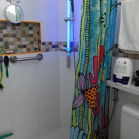 Quarto confortável pertinho da praia-3
